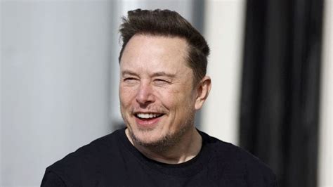 Elon Musk’s reversal on blue checkmarks shows his desperation .